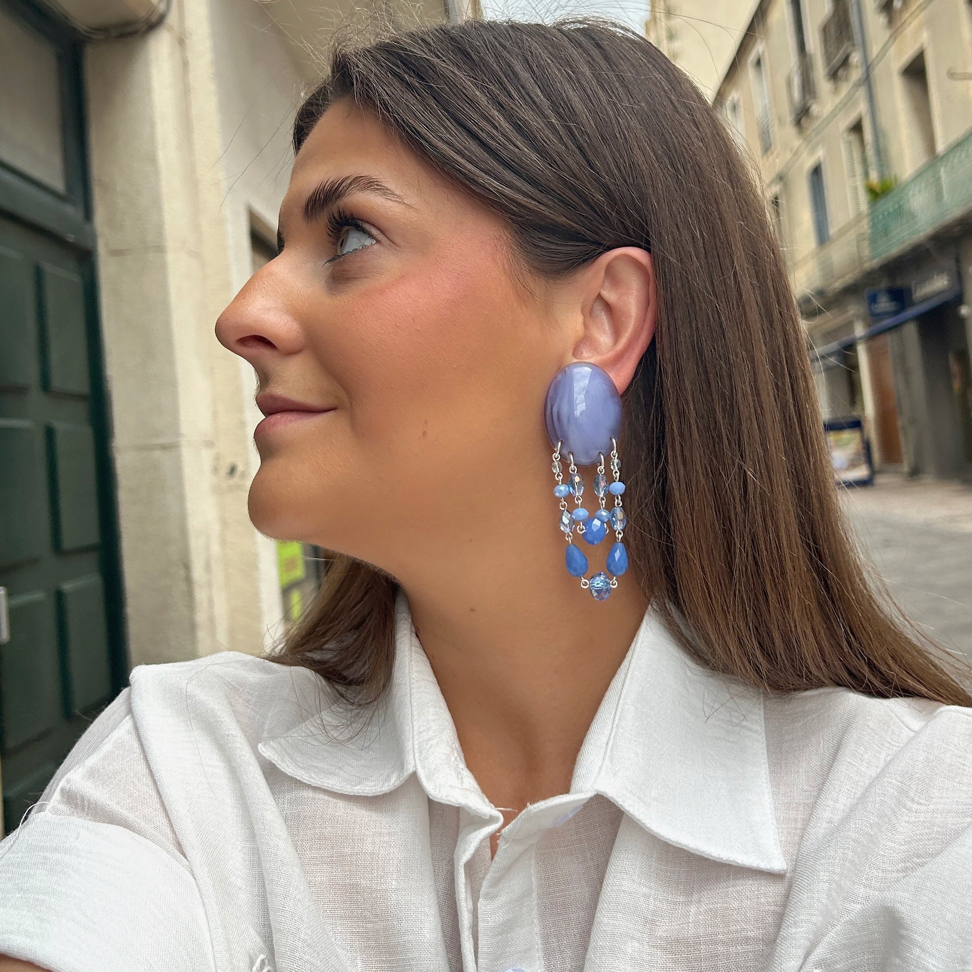 Boucles Pampilles Bleu Lavande Francine Bramli Paris avec cabochon bleu lavande et pampilles de perles facettées bleues et cristallines.