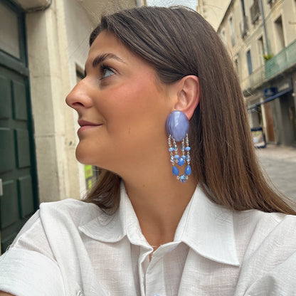 Boucles Pampilles Bleu Lavande Francine Bramli Paris avec cabochon bleu lavande et pampilles de perles facettées bleues et cristallines.