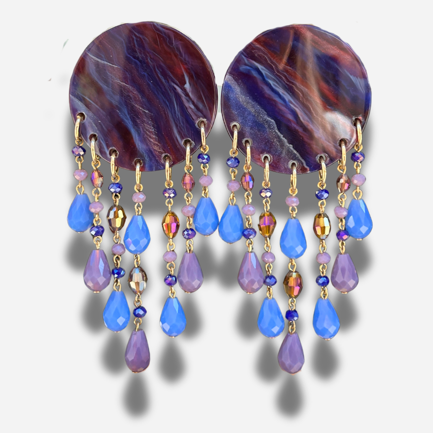 Boucles Pampilles Bleu Violet Francine Bramli Paris avec cabochon marbré violet et bleu et pampilles de perles facettées bleues, violettes et ambrées.