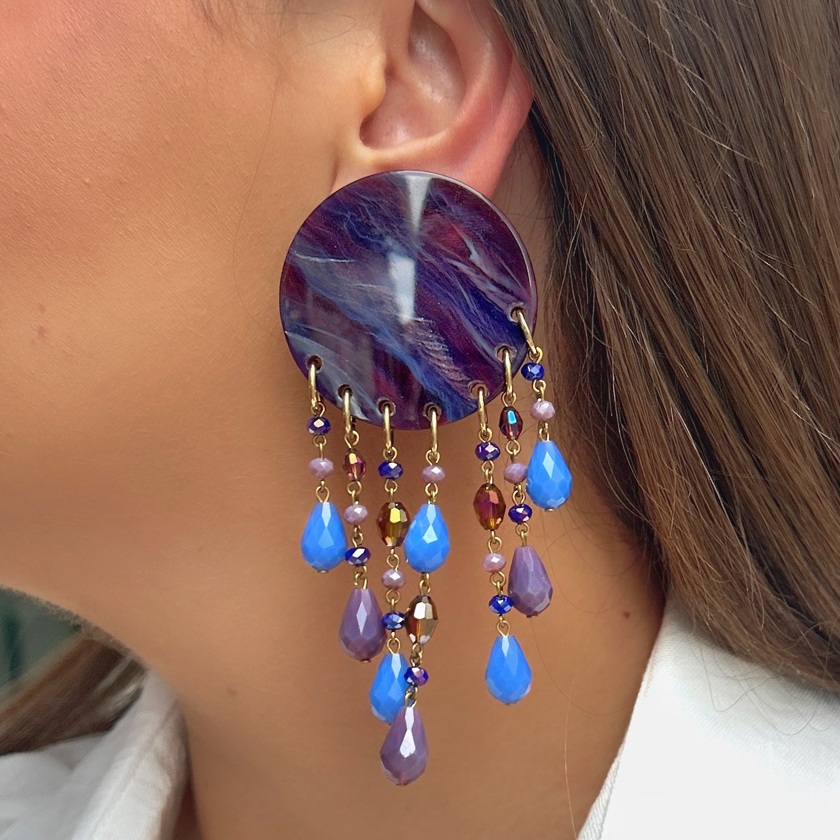 Boucles Pampilles Bleu Violet Francine Bramli Paris avec cabochon marbré violet et bleu et pampilles de perles facettées bleues, violettes et ambrées.