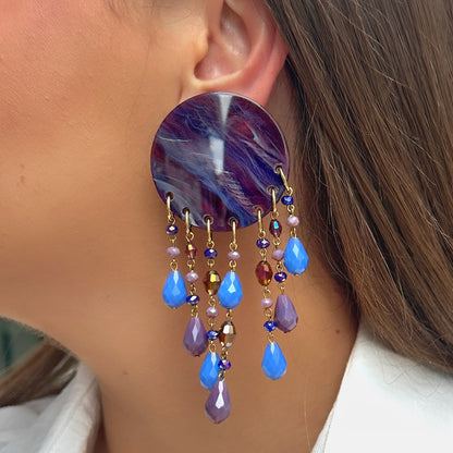 Boucles Pampilles Bleu Violet Francine Bramli Paris avec cabochon marbré violet et bleu et pampilles de perles facettées bleues, violettes et ambrées.