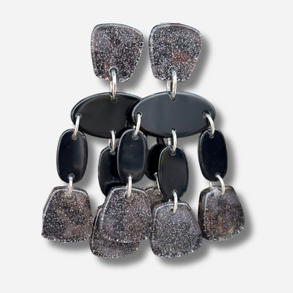 Boucles Pampilles Noir Glitter Francine Bramli Paris en résine noire et pailletée argentée