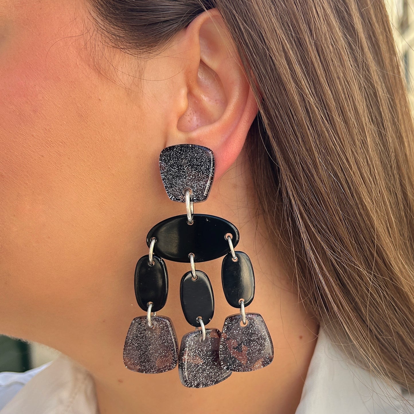 Boucles Pampilles Noir Glitter Francine Bramli Paris en résine noire et pailletée argentée