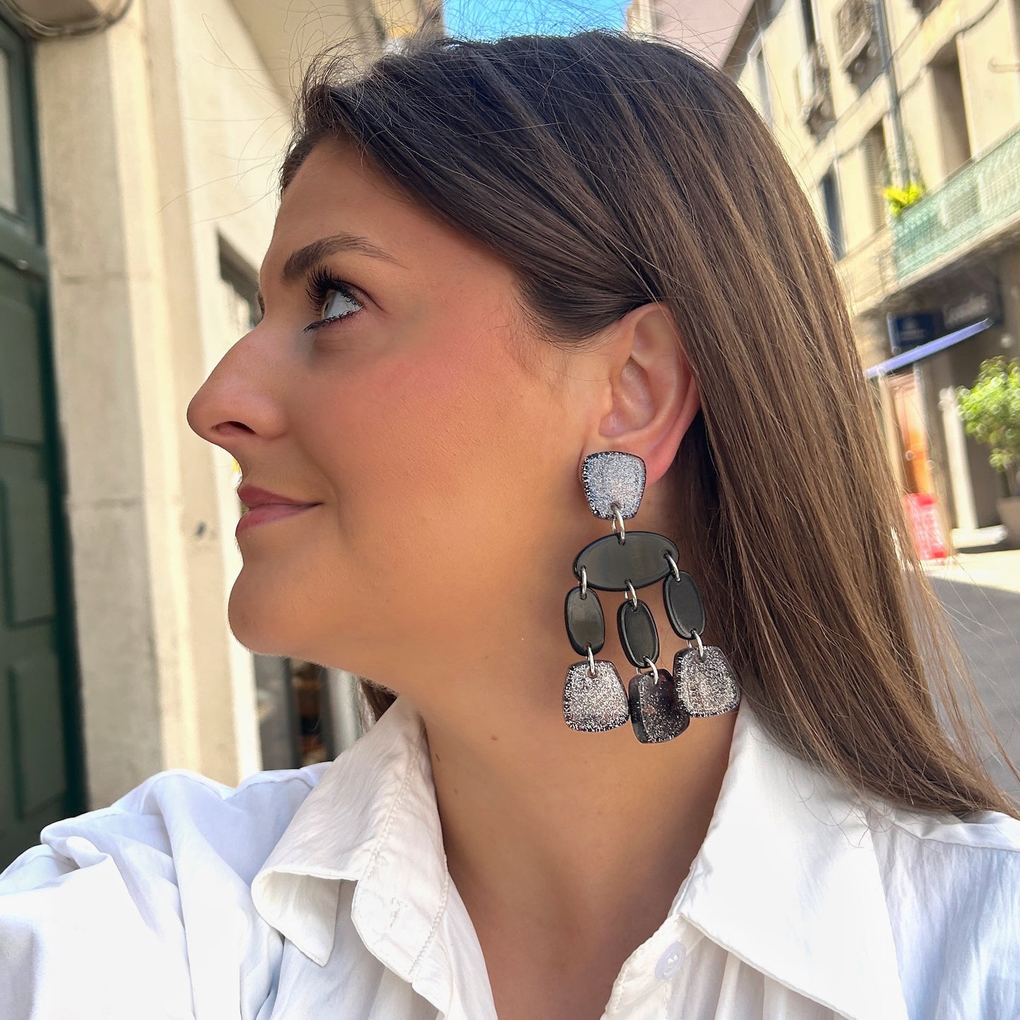 Boucles Pampilles Noir Glitter Francine Bramli Paris en résine noire et pailletée argentée
