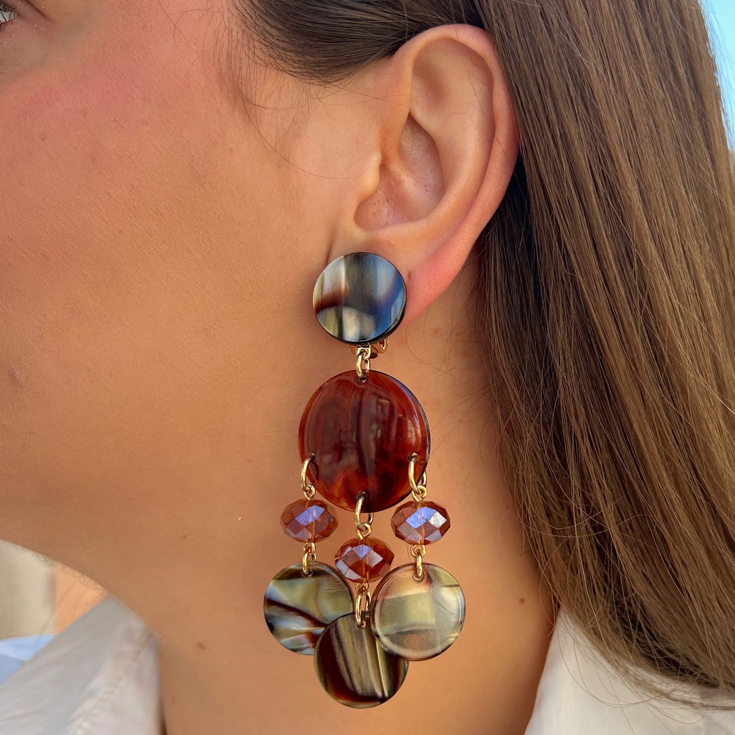 Boucles Pampilles Onyx Francine Bramli Paris en résine effet écaille marron noir et pampilles facettées ambrées portées – boucles chic femme chez Divinity Sète