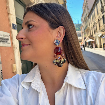 Boucles Pampilles Onyx Francine Bramli Paris en résine effet écaille marron noir et pampilles facettées ambrées portées – boucles chic femme chez Divinity Sète