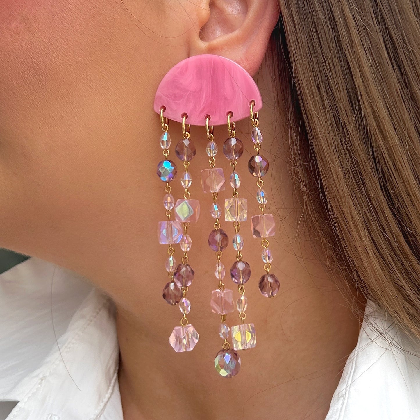 Boucles Pampilles Rose Méduse Francine Bramli Paris avec perles facettées roses irisées et longues pampilles scintillantes.