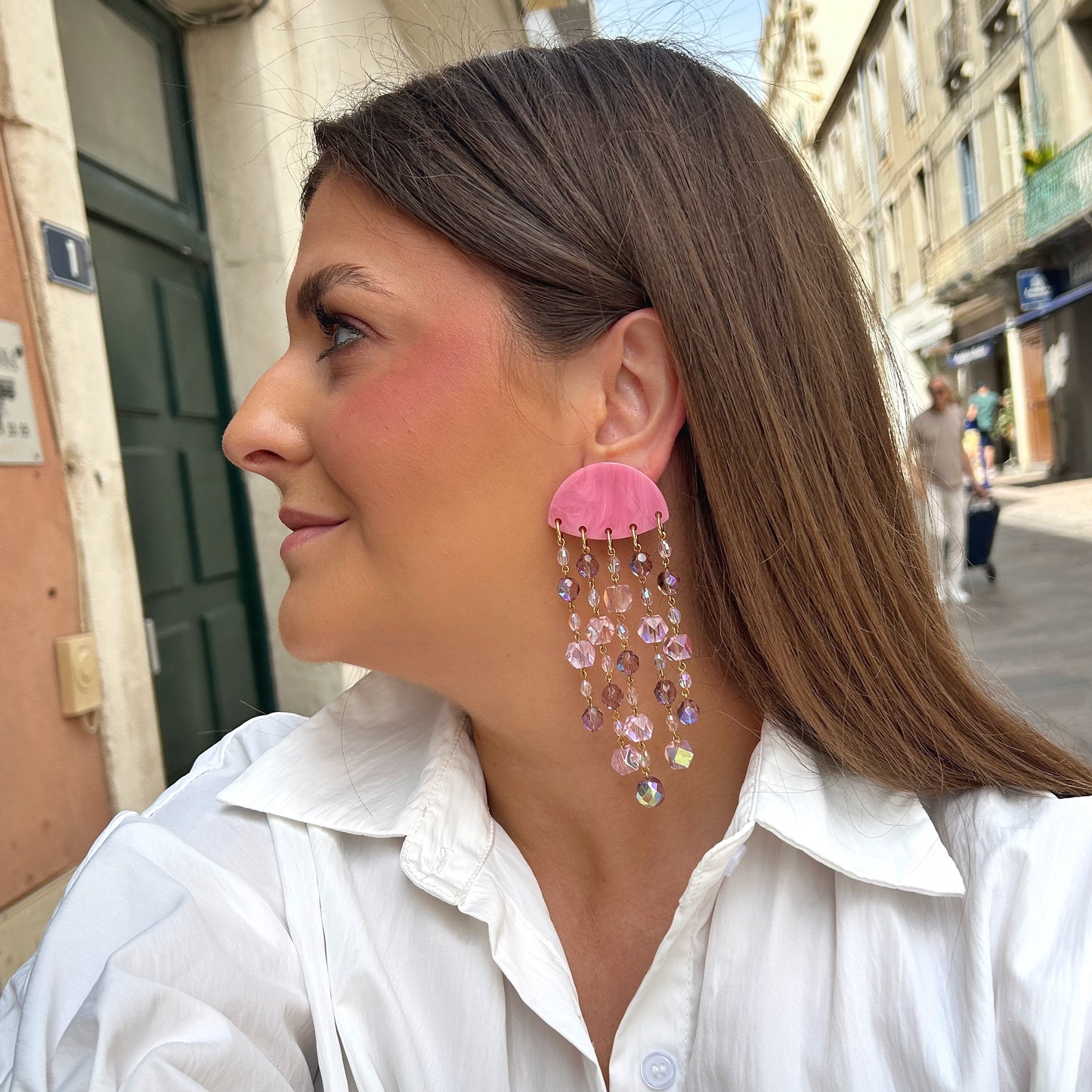 Boucles Pampilles Rose Méduse Francine Bramli Paris avec perles facettées roses irisées et longues pampilles scintillantes.