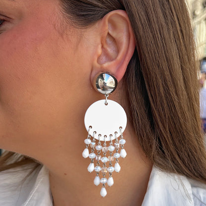 Boucles Pampilles Silver Blanc Francine Bramli Paris avec cabochon argent miroir, disque blanc et cascade de perles facettées blanches.