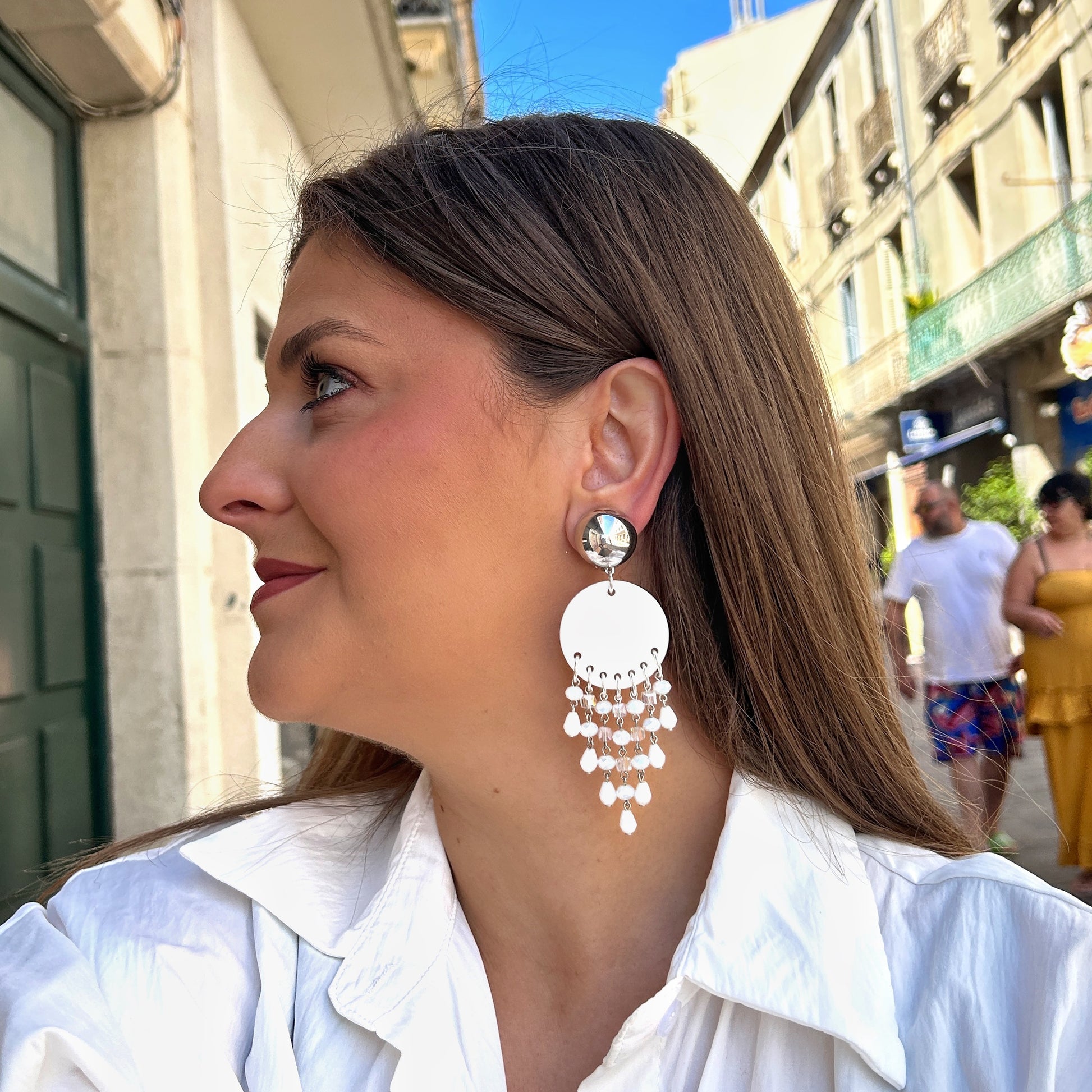 Boucles Pampilles Silver Blanc Francine Bramli Paris avec cabochon argent miroir, disque blanc et cascade de perles facettées blanches.