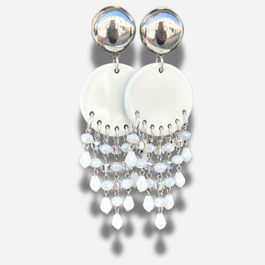 Boucles Pampilles Silver Blanc Francine Bramli Paris avec cabochon argent miroir, disque blanc et cascade de perles facettées blanches.