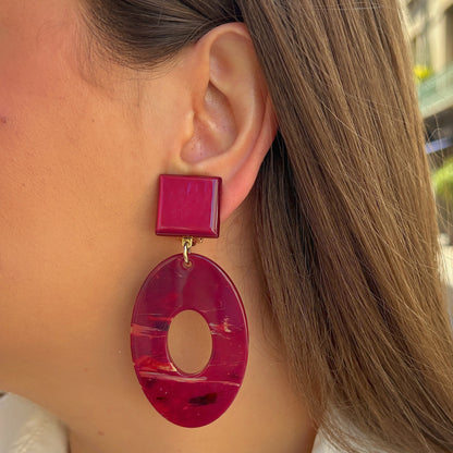 Boucles Pauline Bordeaux Francine Bramli Paris en résine bordeaux marbrée avec pendentif ovale ajouré