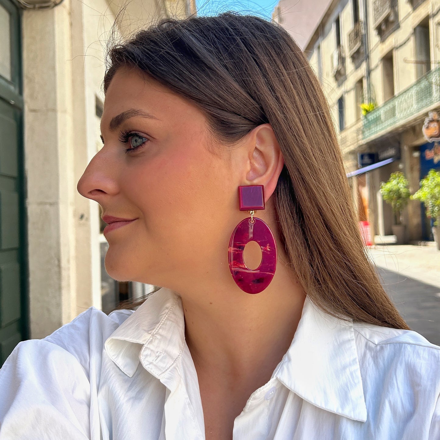 Boucles Pauline Bordeaux Francine Bramli Paris en résine bordeaux marbrée avec pendentif ovale ajouré