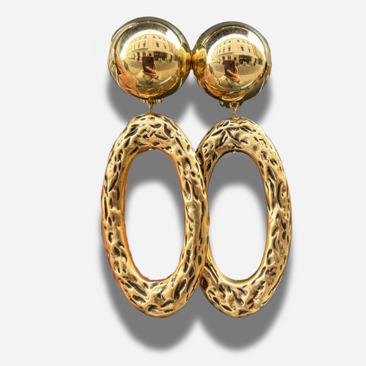Boucles Pauline Gold Francine Bramli Paris dorées avec anneau ovale texturé martelé chez Divinity Sète