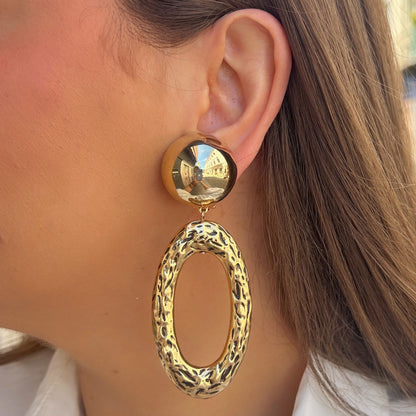 Boucles Pauline Gold Francine Bramli Paris dorées avec anneau ovale texturé martelé chez Divinity Sète