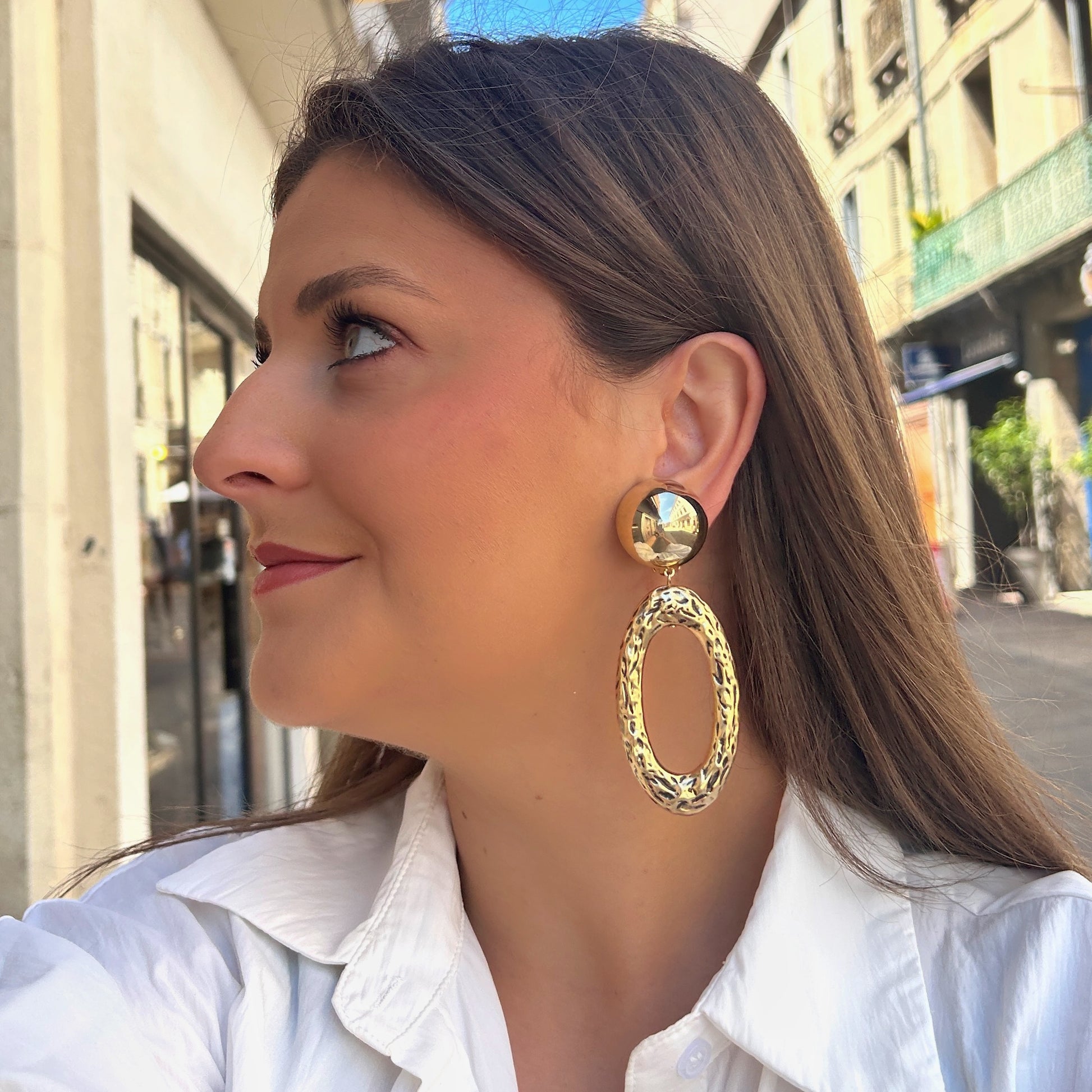 Boucles Pauline Gold Francine Bramli Paris dorées avec anneau ovale texturé martelé chez Divinity Sète