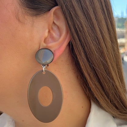 Boucles Pauline Kaki Francine Bramli Paris avec cabochon rond kaki et pendentif ovale ajouré en résine