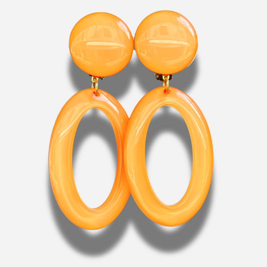 Boucles Pauline Orange Francine Bramli Paris en résine orange brillante portées – grandes boucles ovales graphiques chez Divinity Sète
