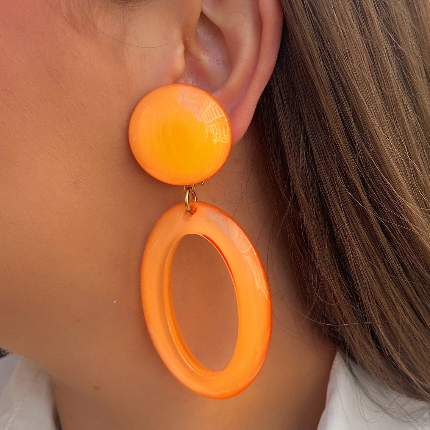 Boucles Pauline Orange Francine Bramli Paris en résine orange brillante portées – grandes boucles ovales graphiques chez Divinity Sète