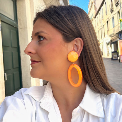 Boucles Pauline Orange Francine Bramli Paris en résine orange brillante portées – grandes boucles ovales graphiques chez Divinity Sète