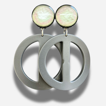 Boucles Peace Gris Francine Bramli Paris rondes ajourées grises portées