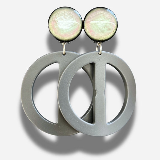 Boucles Peace Gris Francine Bramli Paris rondes ajourées grises portées