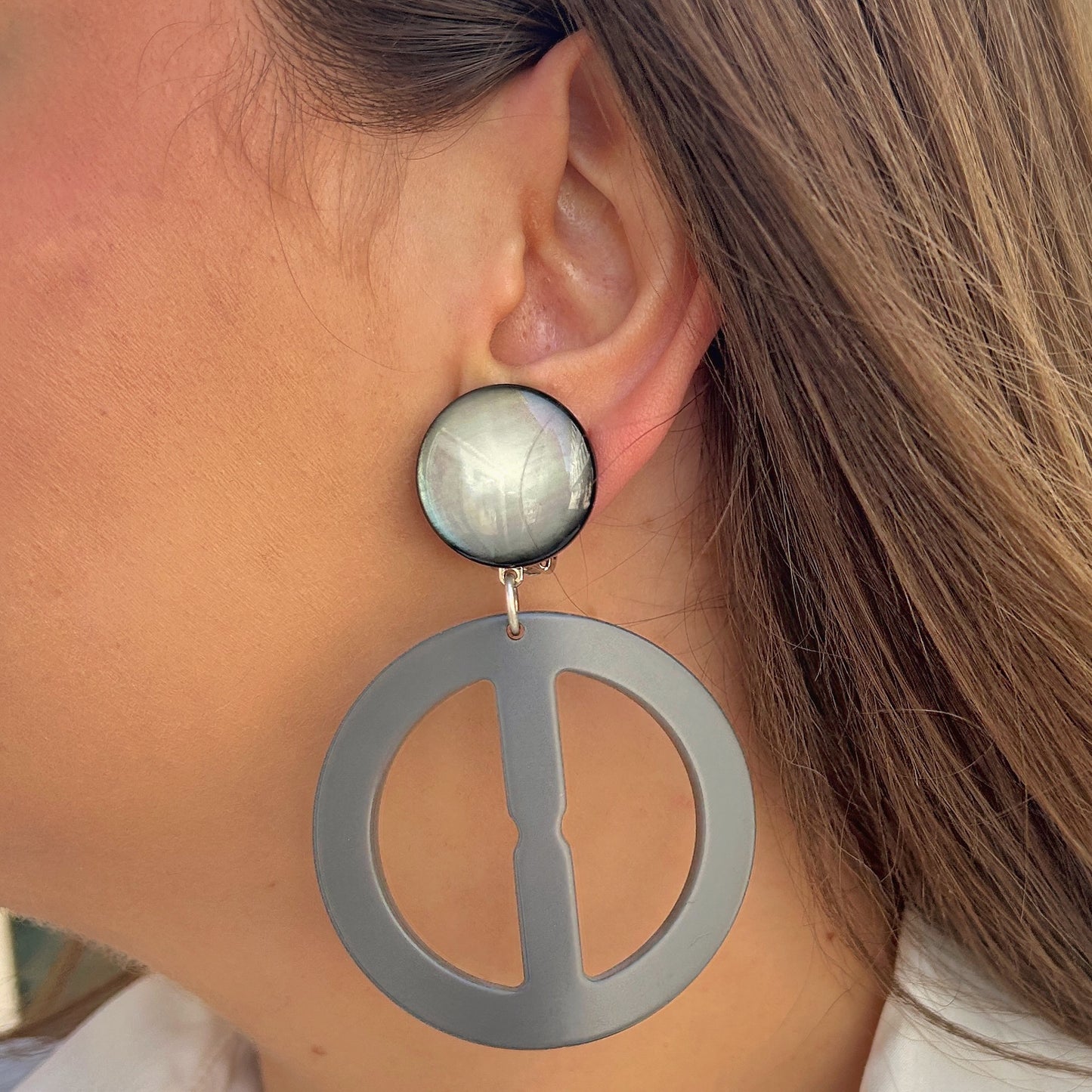 Boucles Peace Gris Francine Bramli Paris rondes ajourées grises portées