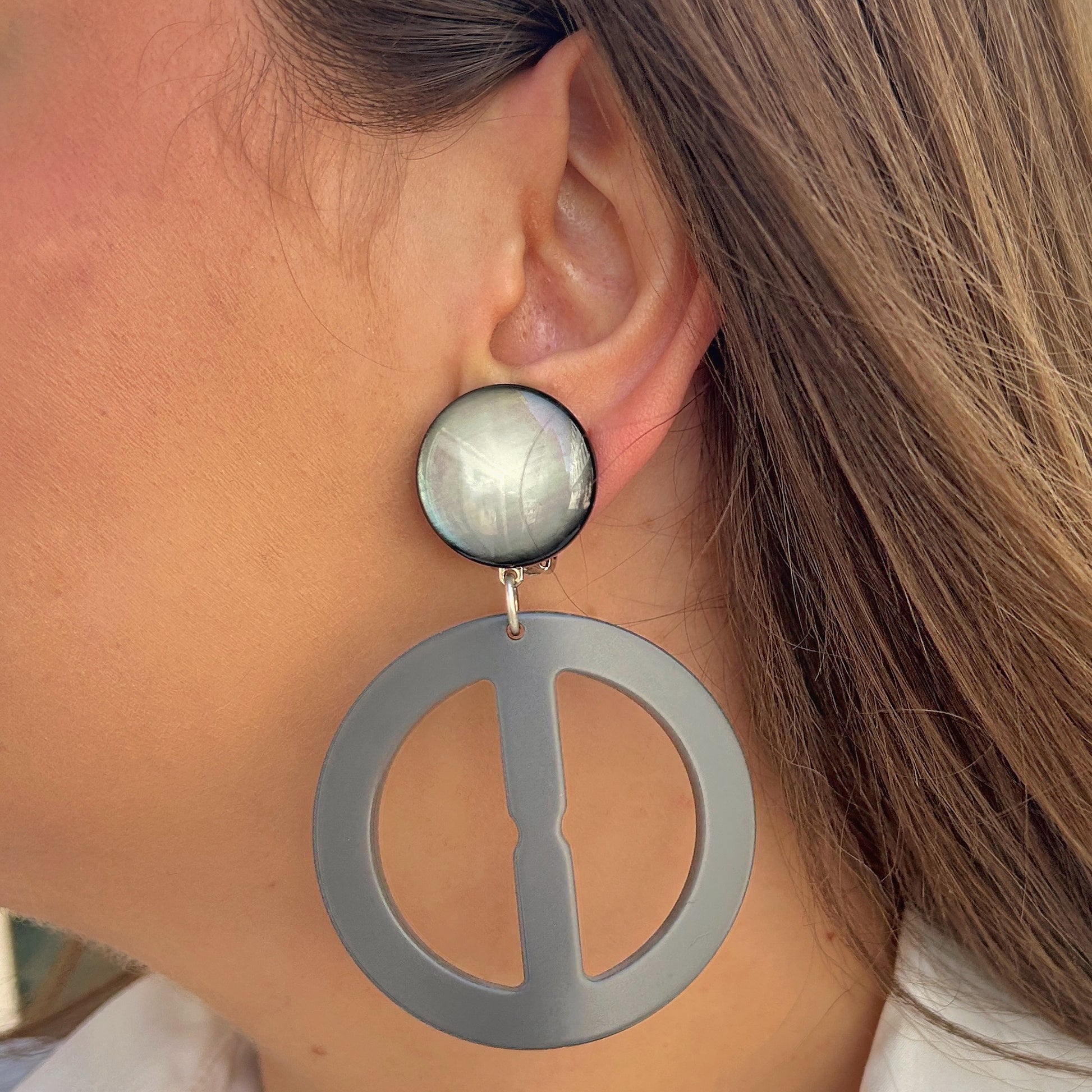 Boucles Peace Gris Francine Bramli Paris rondes ajourées grises portées