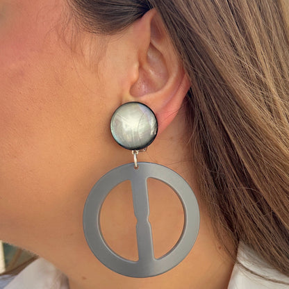 Boucles Peace Gris Francine Bramli Paris rondes ajourées grises portées