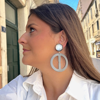 Boucles Peace Gris Francine Bramli Paris rondes ajourées grises portées