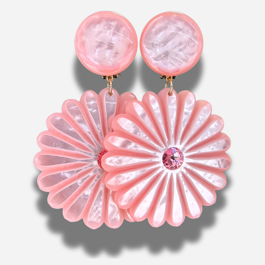 Boucles Pensée M Rose Francine Bramli Paris en résine rose nacrée avec cristal rose central et motif fleur graphique.