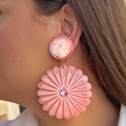 Boucles Pensée M Rose Francine Bramli Paris en résine rose nacrée avec cristal rose central et motif fleur graphique.