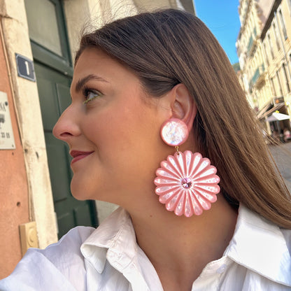 Boucles Pensée M Rose Francine Bramli Paris en résine rose nacrée avec cristal rose central et motif fleur graphique.