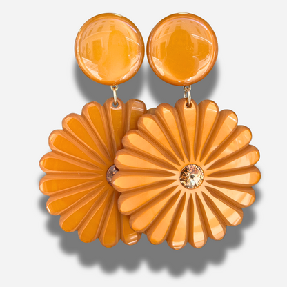 Boucles Pensée Ocre Francine Bramli Paris en résine ocre sculptée en forme de fleur avec cristal central doré.