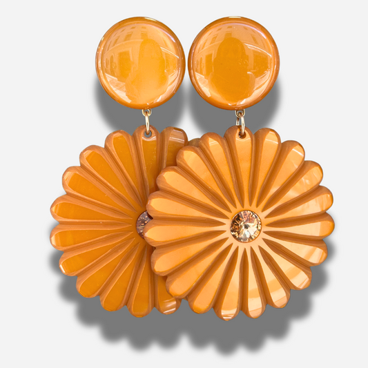 Boucles Pensée Ocre Francine Bramli Paris en résine ocre sculptée en forme de fleur avec cristal central doré.