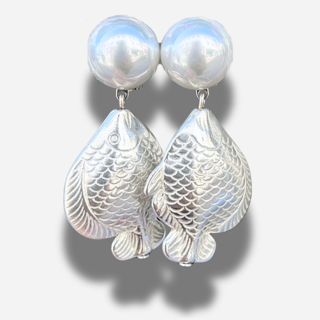 Boucles Poisson Silver Perles Francine Bramli Paris avec perles nacrées irisées et pendentifs poissons argentés texturés