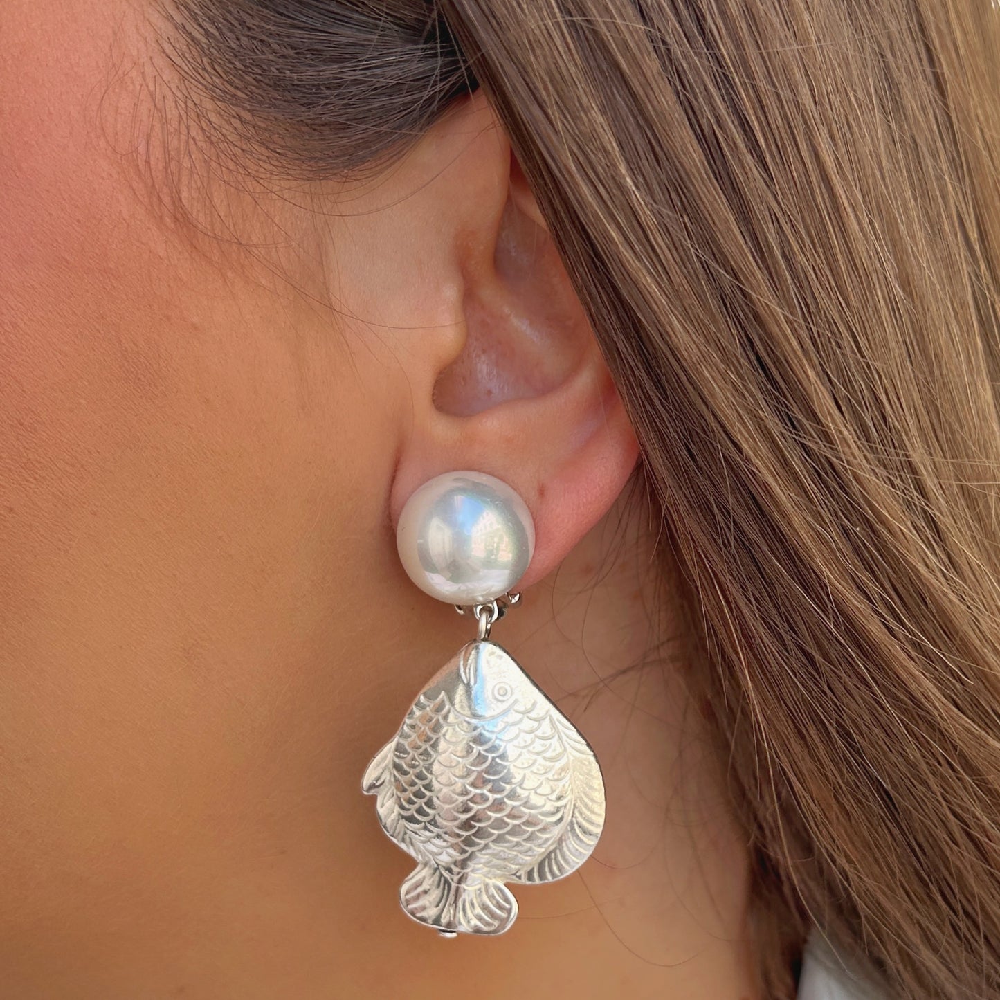 Boucles Poisson Silver Perles Francine Bramli Paris avec perles nacrées irisées et pendentifs poissons argentés texturés