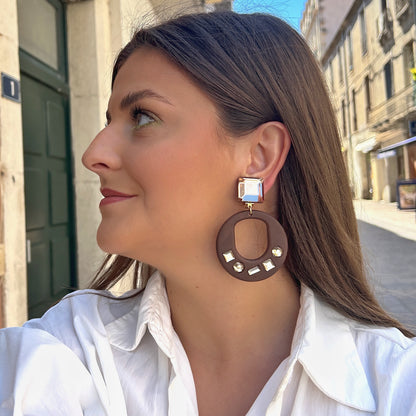Boucles Queen Marron Francine Bramli Paris en résine marron et strass portées