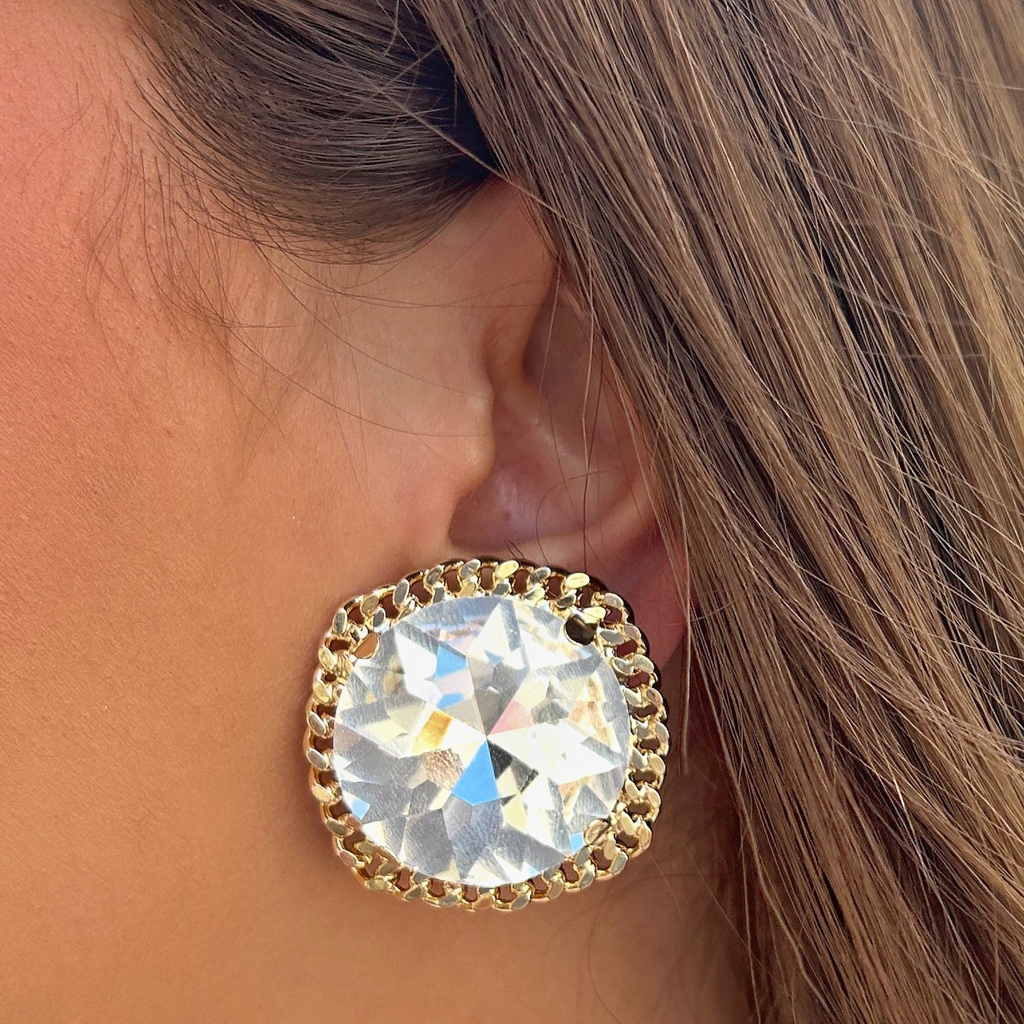 Boucles Rainball Adelaide Gold Francine Bramli Paris avec grand cristal transparent facetté et contour doré élégant.