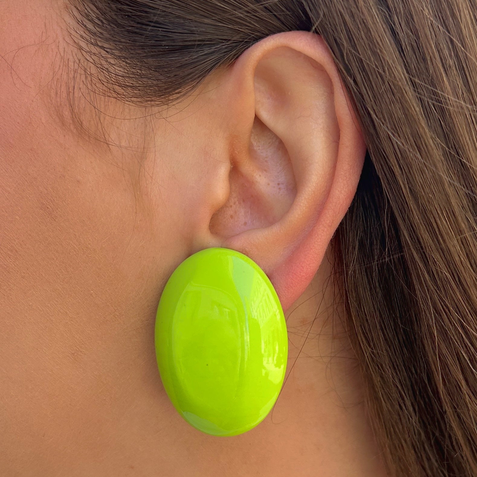 Boucles Rainball Anis Francine Bramli Paris à clip en résine vert anis