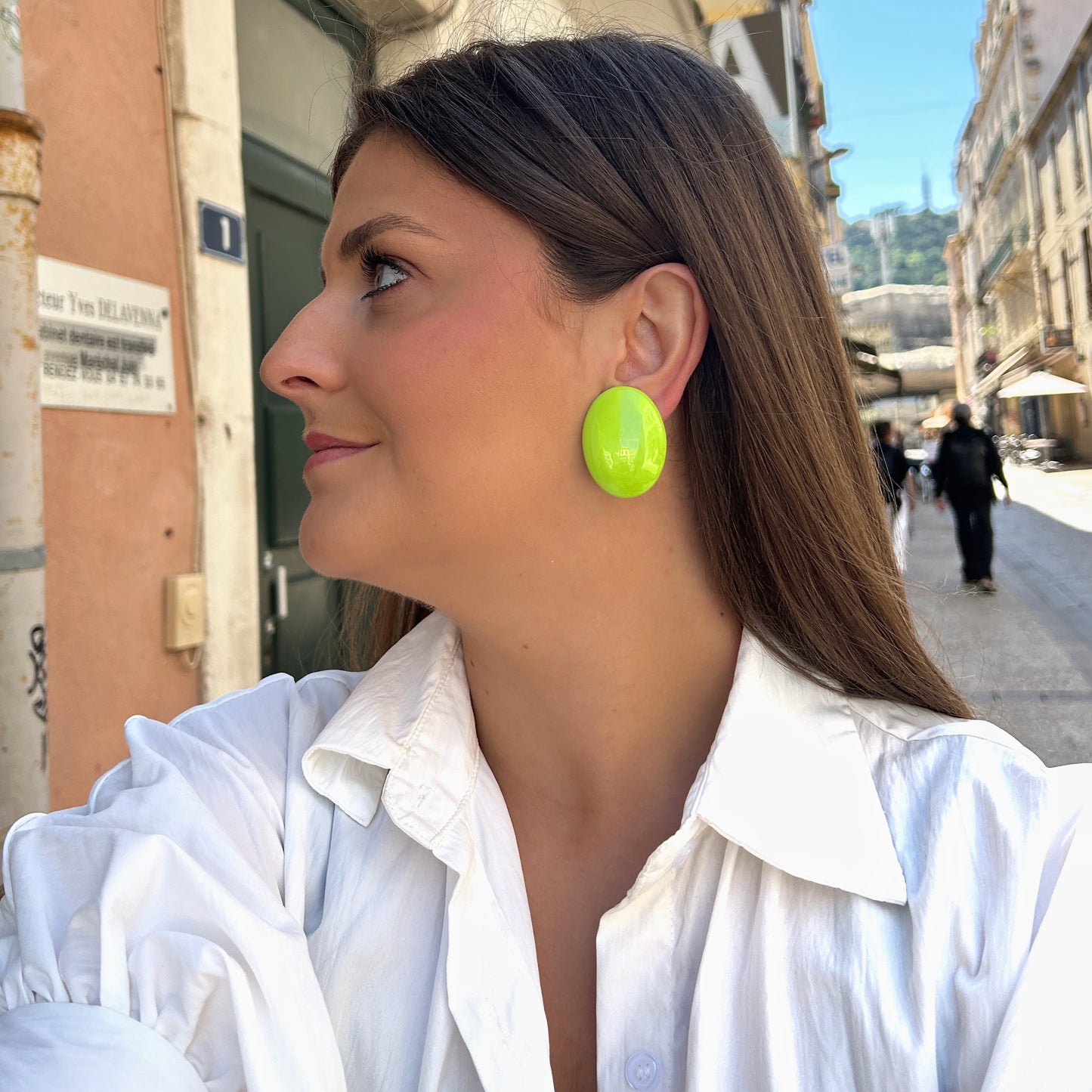 Boucles Rainball Anis Francine Bramli Paris à clip en résine vert anis