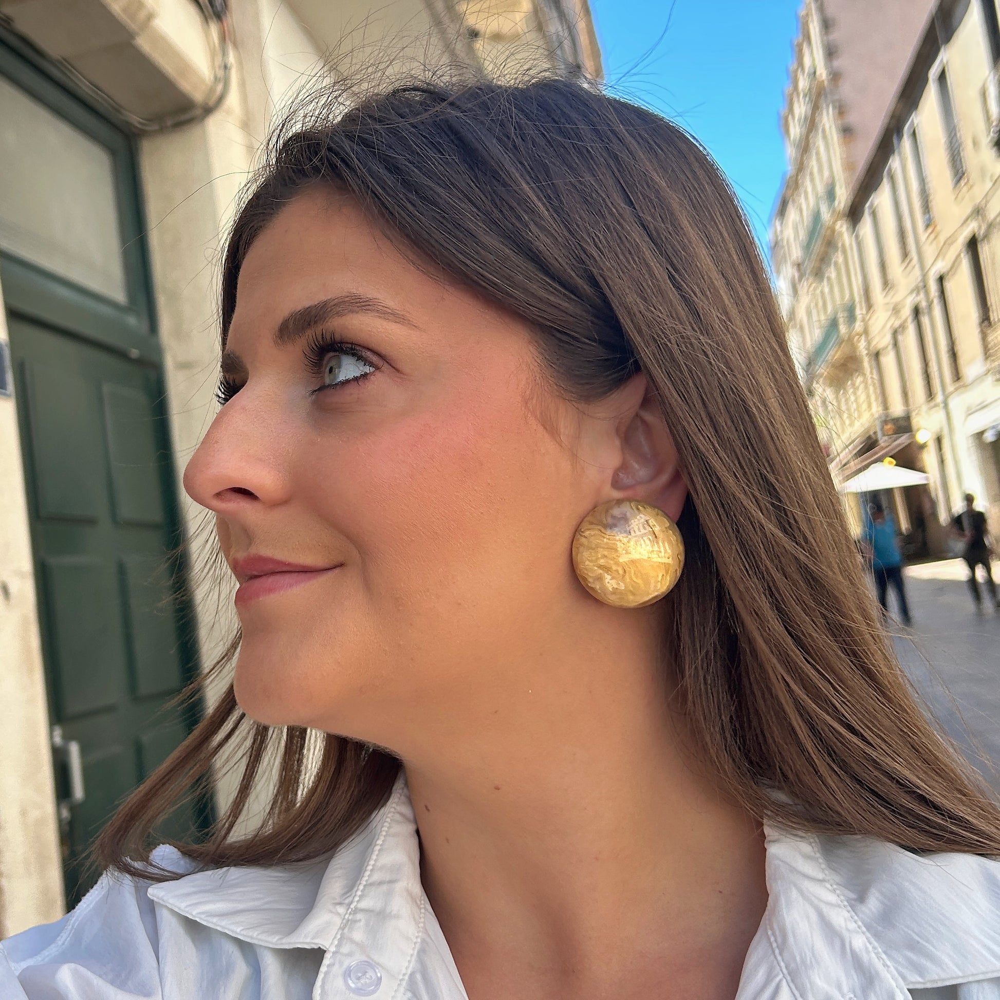 Boucles Rainball Camel Francine Bramli Paris effet marbré beige et camel chez Divinity Sète