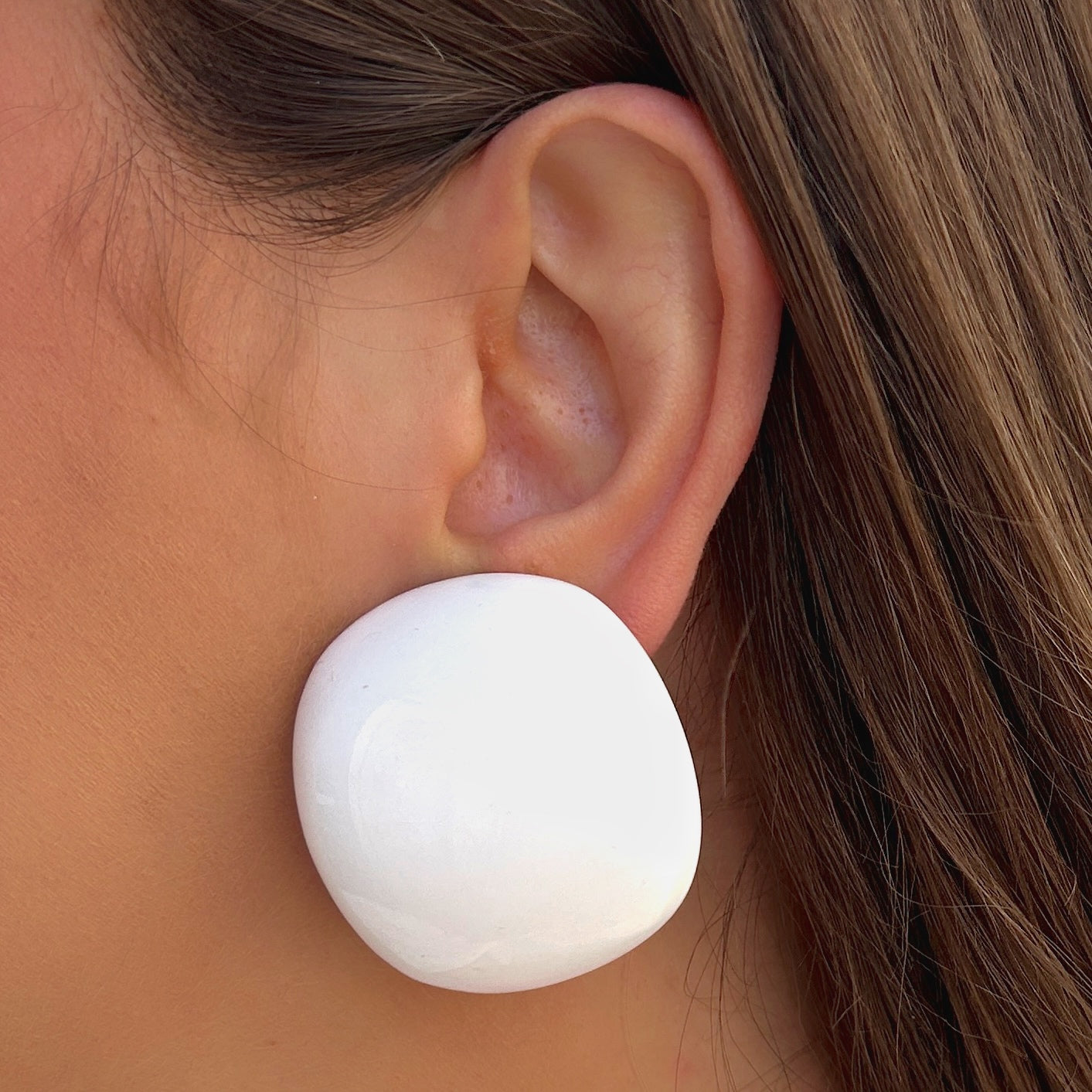 Boucles Rainball Carré Blanc XL Francine Bramli Paris blanches portées