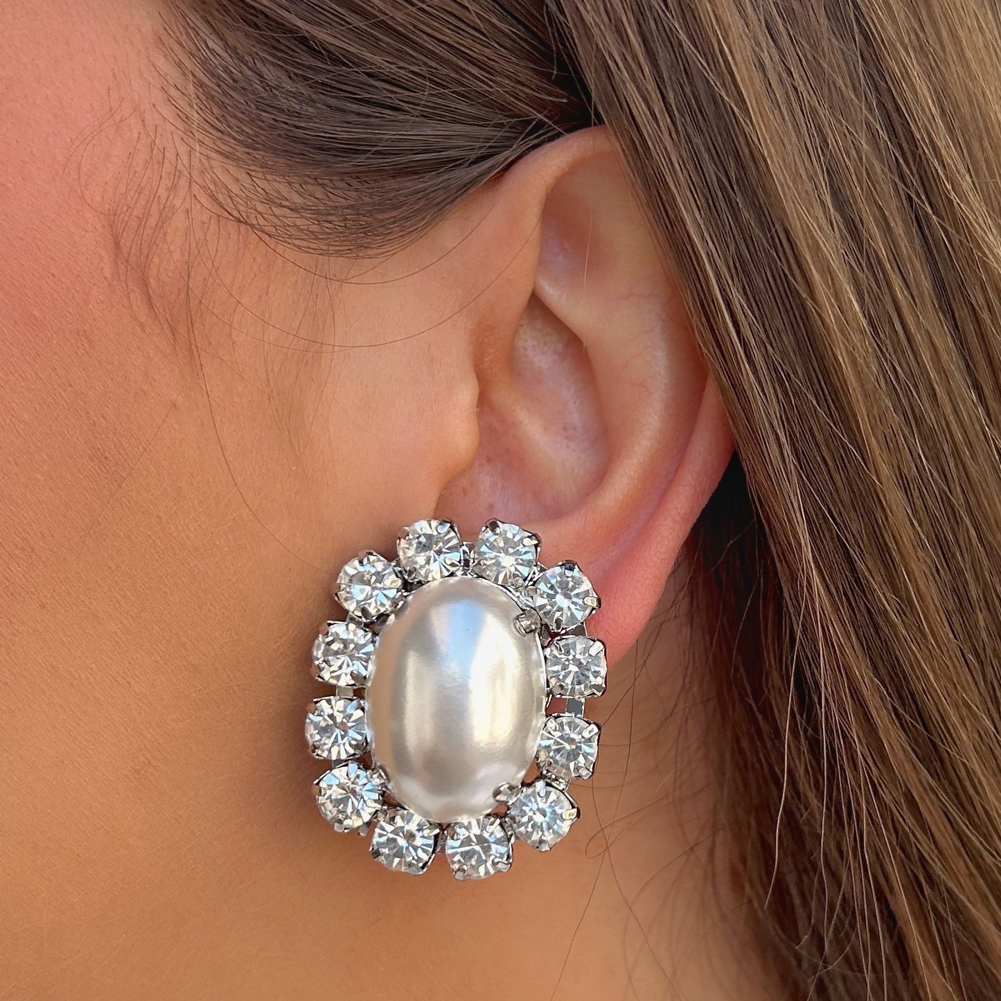 Boucles Rainball Cristal Perles Francine Bramli Paris avec perle nacrée ovale entourée de cristaux brillants argentés.