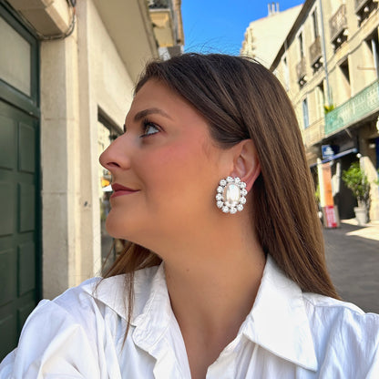 Boucles Rainball Cristal Perles Francine Bramli Paris avec perle nacrée ovale entourée de cristaux brillants argentés.
