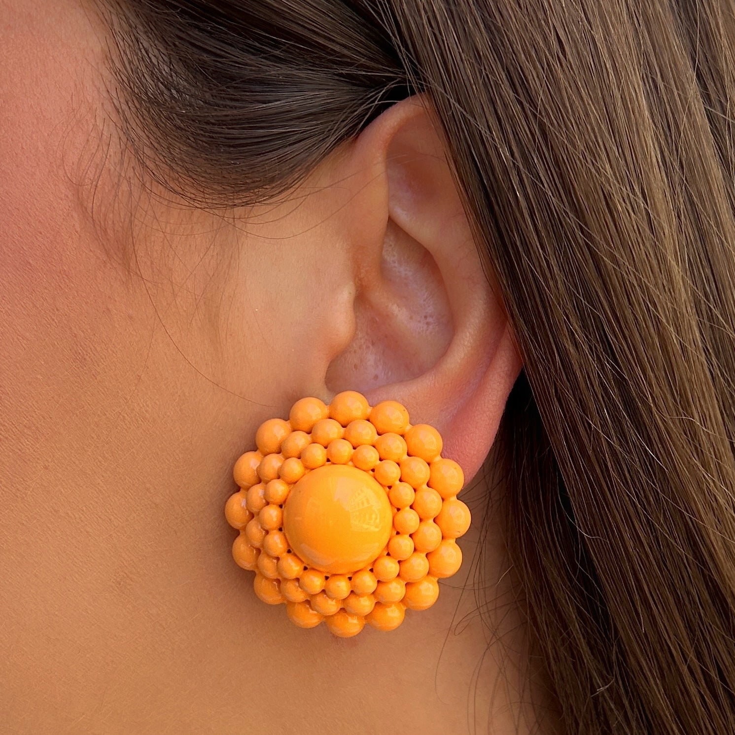 Boucles Rainball Dahlia Orange Francine Bramli Paris forme fleur en résine orange lumineuse