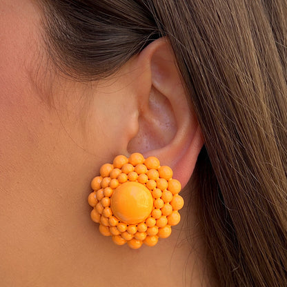 Boucles Rainball Dahlia Orange Francine Bramli Paris forme fleur en résine orange lumineuse