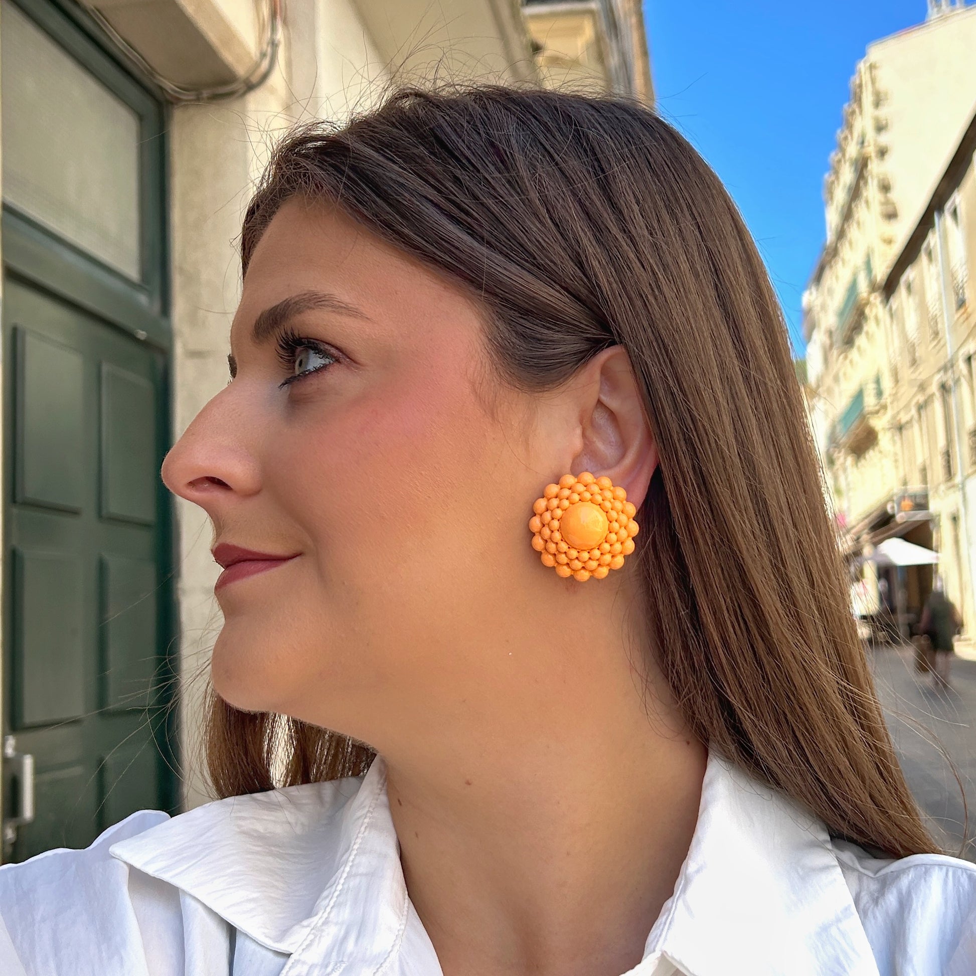 Boucles Rainball Dahlia Orange Francine Bramli Paris forme fleur en résine orange lumineuse