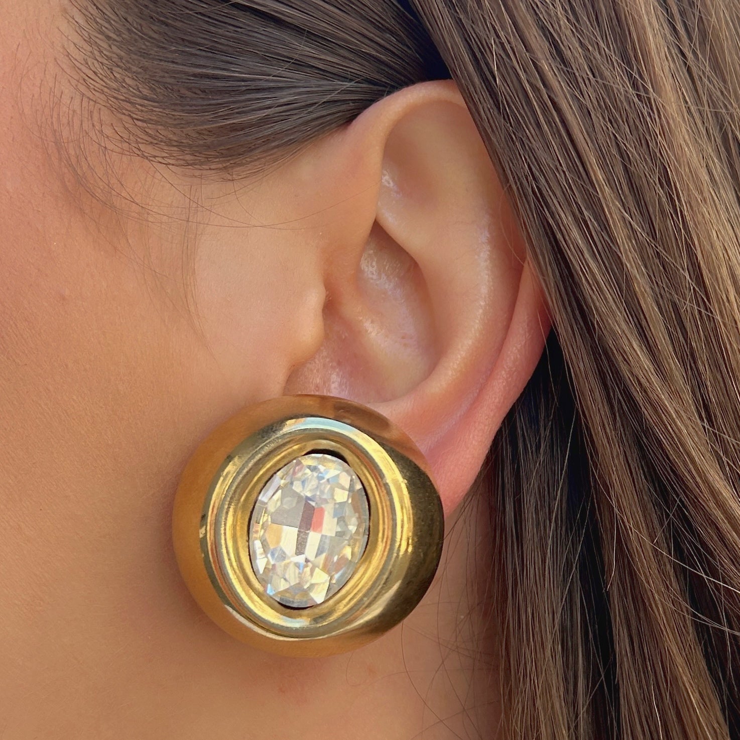 Boucles Rainball Diamond Gold Francine Bramli Paris en résine dorée avec cristal facetté central lumineux.