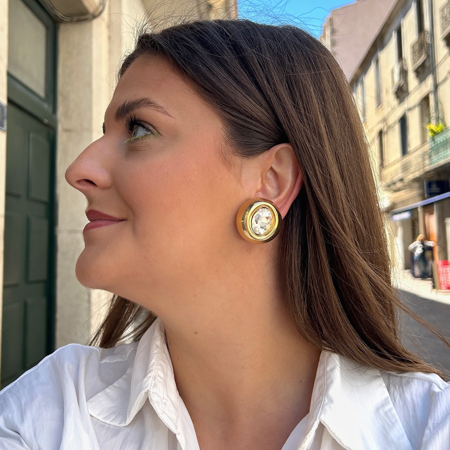 Boucles Rainball Diamond Gold Francine Bramli Paris en résine dorée avec cristal facetté central lumineux.
